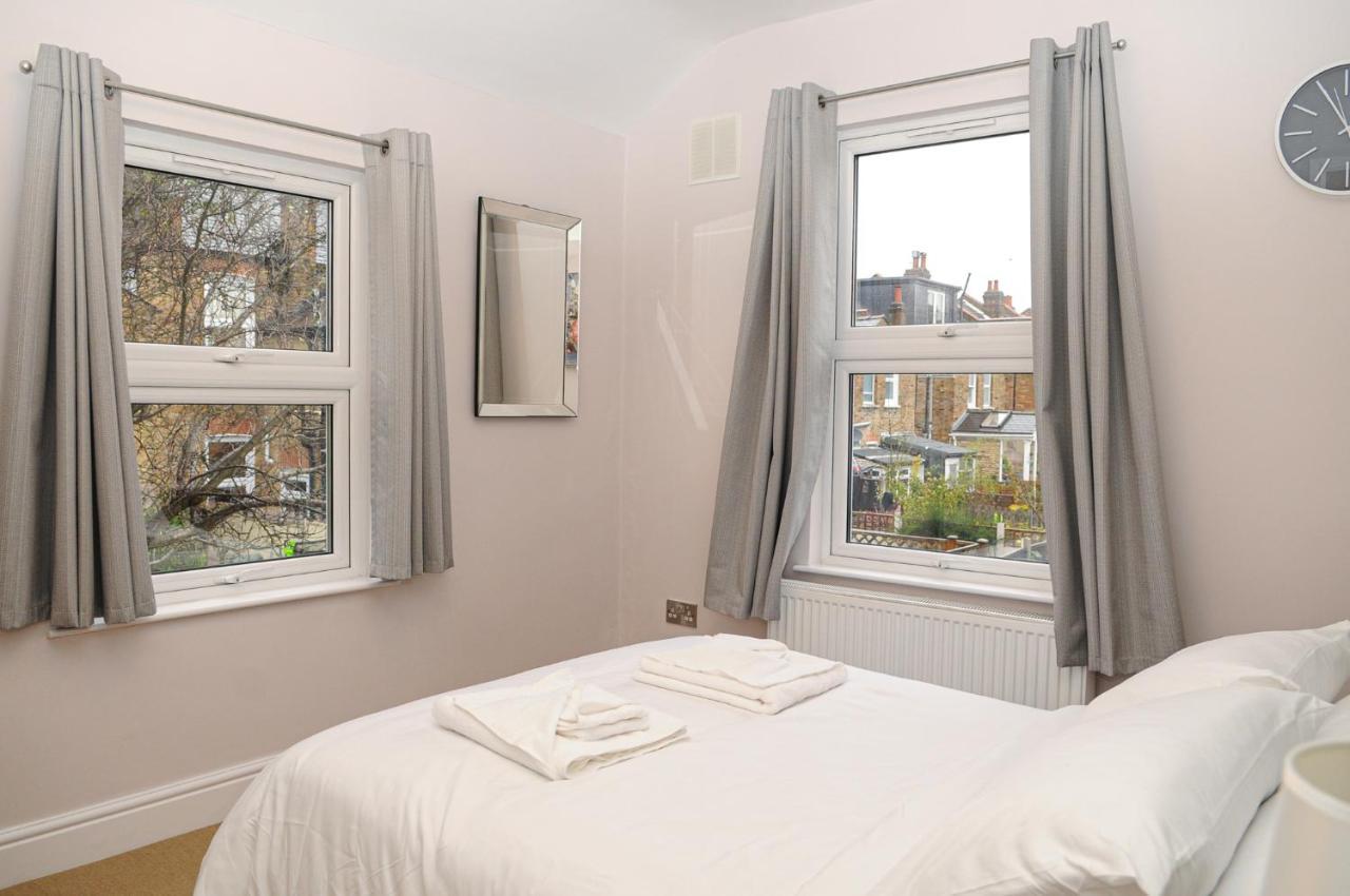 Luxury 5 Star London Apartment - Parking, Garden, Nr Greater London Metro Stations Exteriör bild
