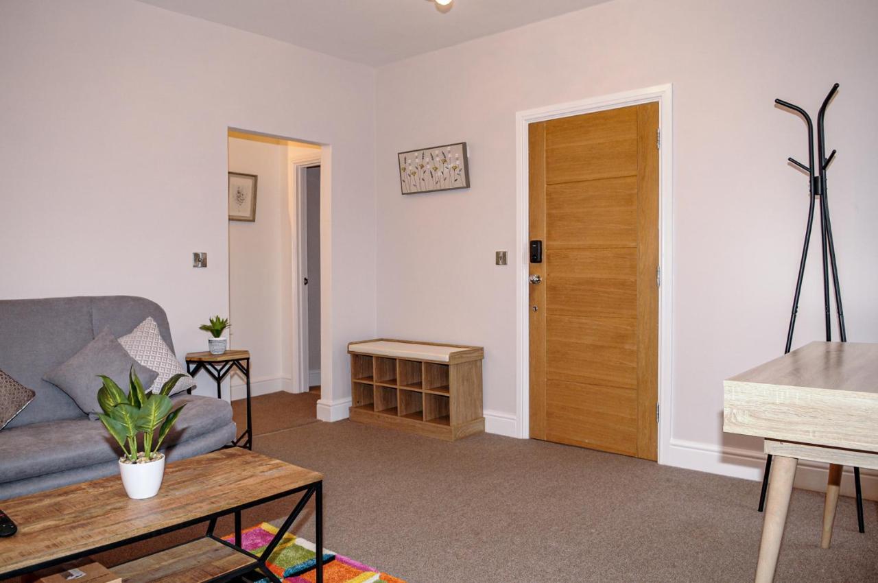 Luxury 5 Star London Apartment - Parking, Garden, Nr Greater London Metro Stations Exteriör bild