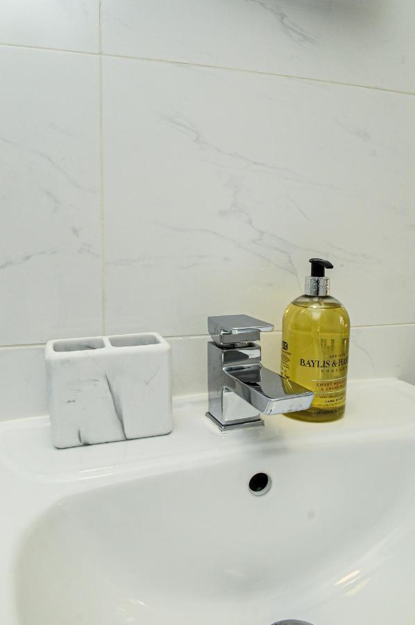 Luxury 5 Star London Apartment - Parking, Garden, Nr Greater London Metro Stations Exteriör bild