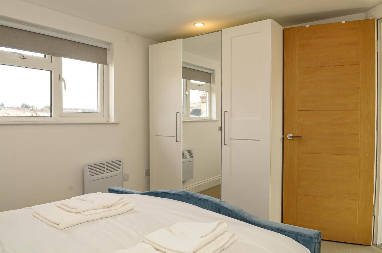 Luxury 5 Star London Apartment - Parking, Garden, Nr Greater London Metro Stations Exteriör bild