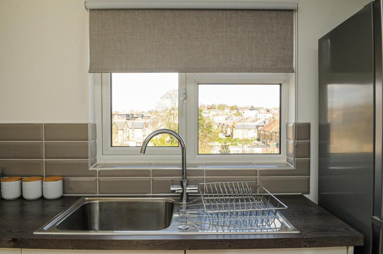 Luxury 5 Star London Apartment - Parking, Garden, Nr Greater London Metro Stations Exteriör bild