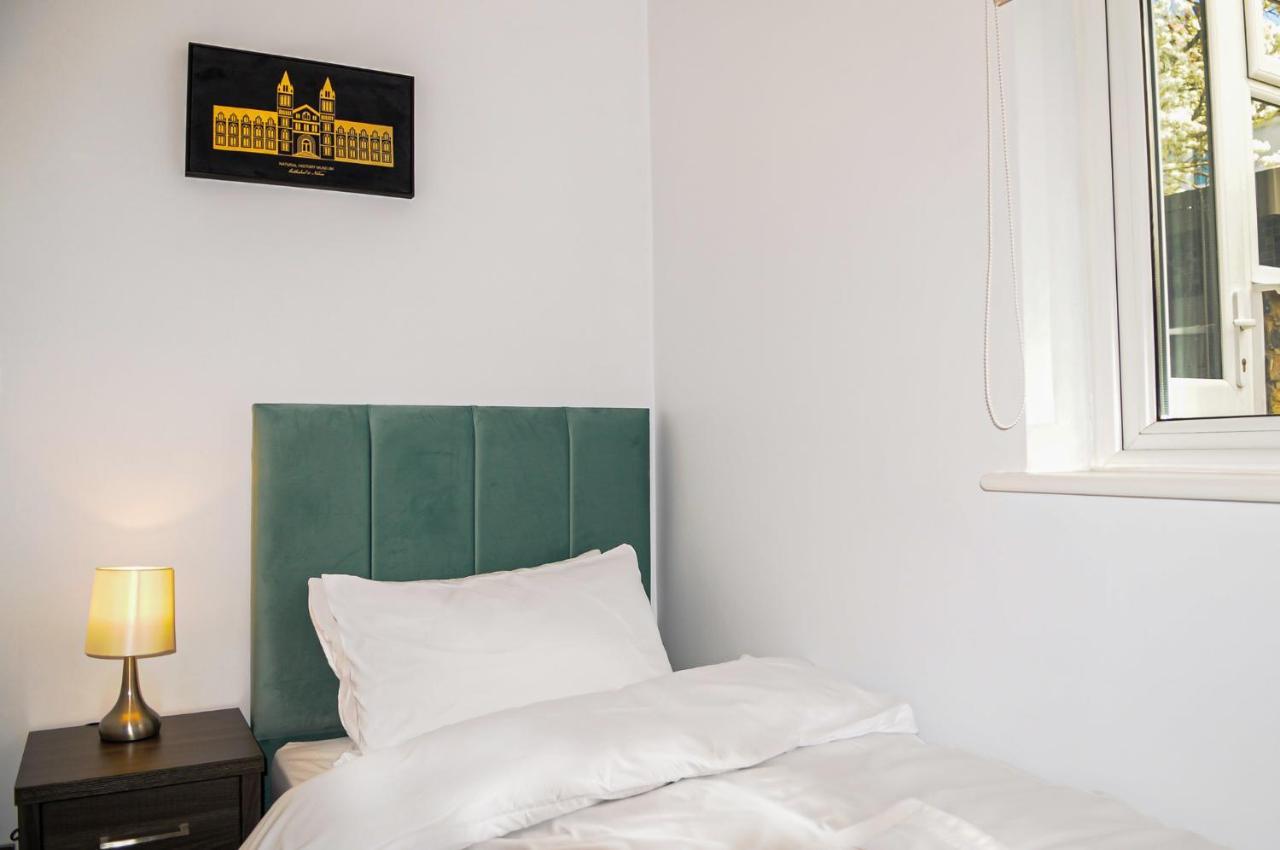 Luxury 5 Star London Apartment - Parking, Garden, Nr Greater London Metro Stations Exteriör bild